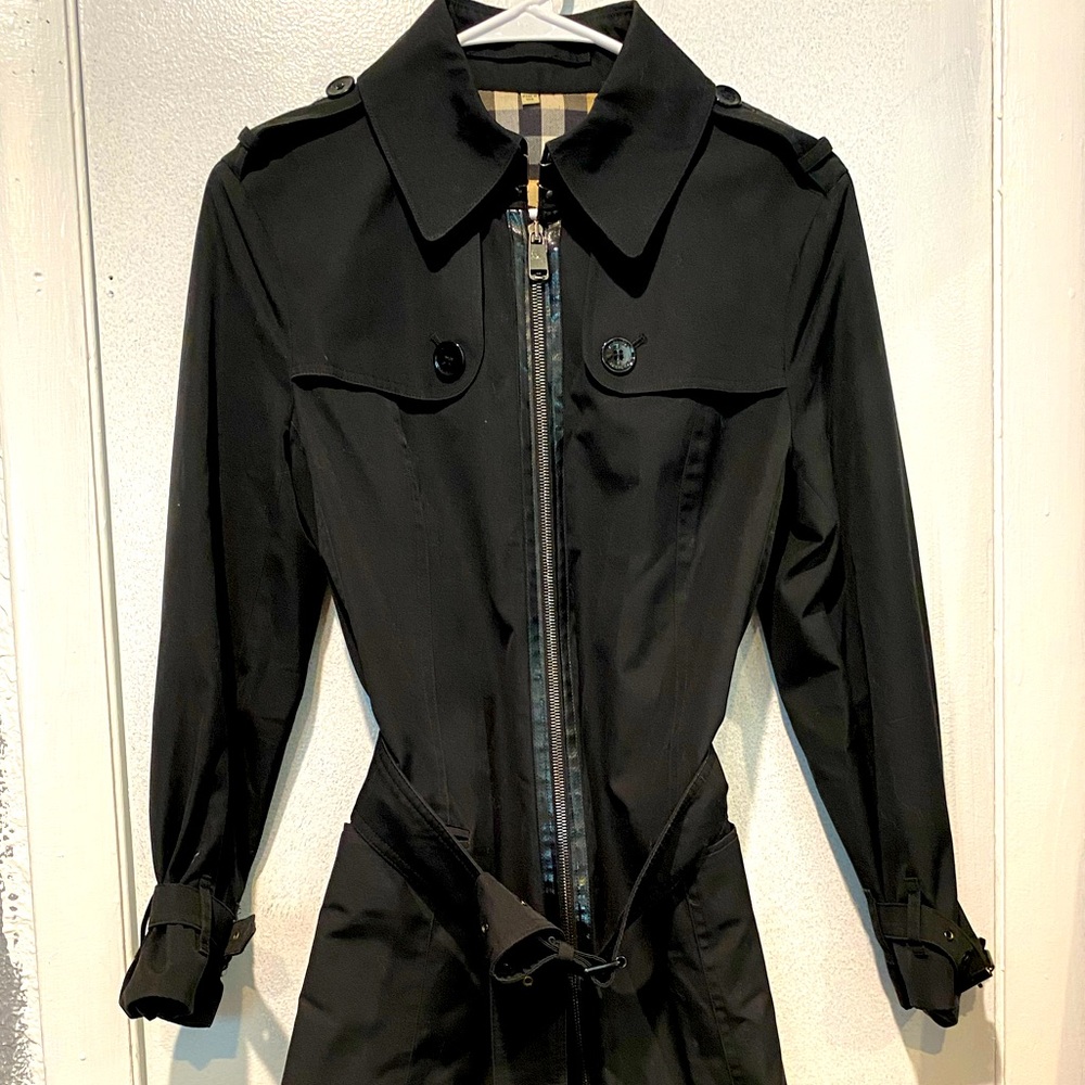 Burberry Women’s Black Trench Coat with belt and zipper. Size 8R.